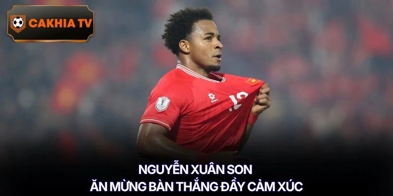 Nguyễn Xuân Son ăn mừng bàn thắng đầy cảm xúc